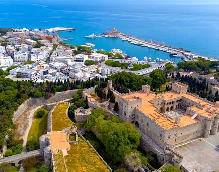Luftaufnahme von Rhodos Stadt mit der mittelalterlichen Großmeisterburg im Vordergrund und dem Hafen im Hintergrund.