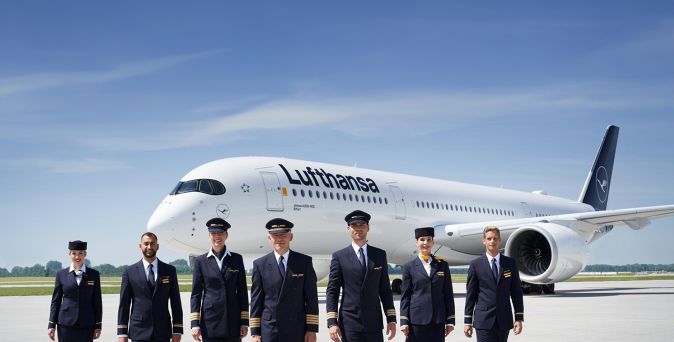 Lufthansa Crew in Uniform vor einem Airbus A350-900 auf dem Rollfeld