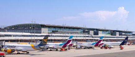 Mehrere Passagierflugzeuge von Airlines wie Condor, Eurowings und Lufthansa am Terminal des Flughafens Hamburg mit Abfertigungsfahrzeugen auf dem Vorfeld