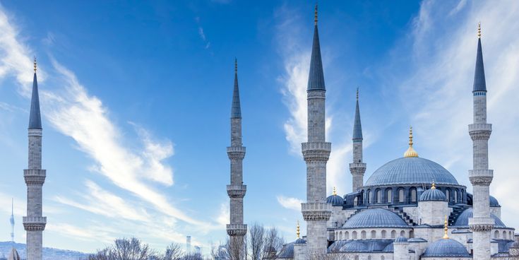 Blaue Moschee in Istanbul mit markanter Kuppel und sechs Minaretten, aufgenommen bei Tageslicht