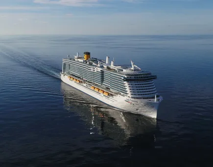 Costa-Kreuzfahrtschiff gleitet auf dem Meer