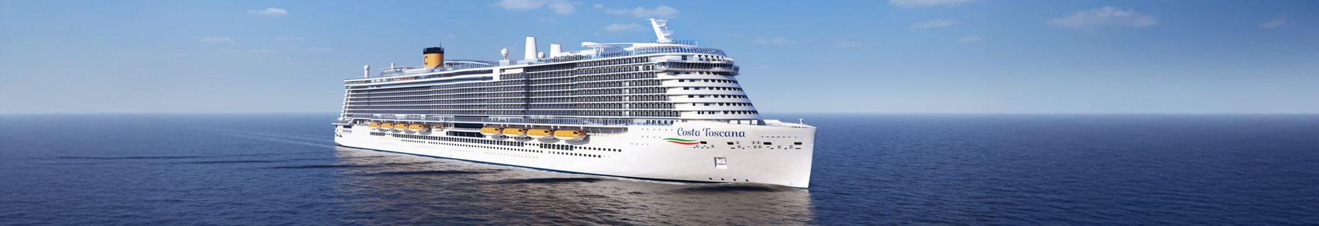 Das Kreuzfahrtschiff Costa Toscana fährt über das ruhige offene Meer, mit mehreren Außendecks, Balkonkabinen und dem gelben Costa-Schornstein unter blauem Himmel