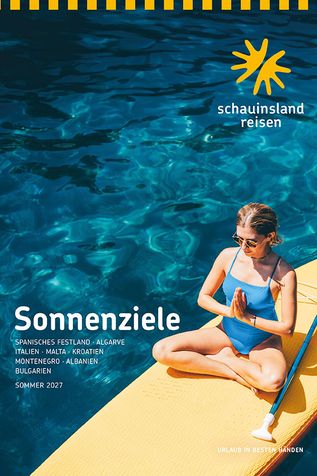 Sonnenziele: Person beim Yoga auf einem gelben Stand-up-Paddleboard im türkisblauen Meer – Katalog Sonnenziele Sommer 2027