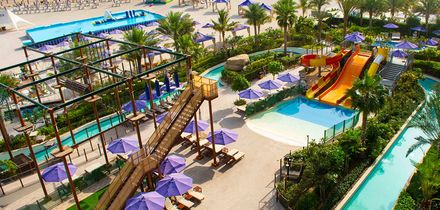 Großer Wasserpark mit Rutschen, Spielbereichen und Liegen direkt am Strand des Centara Mirage Beach Resort Dubai
