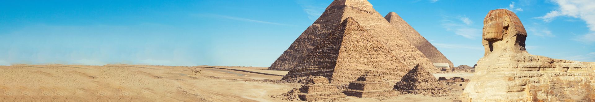 Die Pyramiden von Gizeh und die Große Sphinx unter blauem Himmel in Ägypten