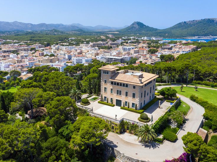 Historisches Herrenhaus Sa Torre Cega in Cala Ratjada, umgeben von Gärten und Stadtpanorama