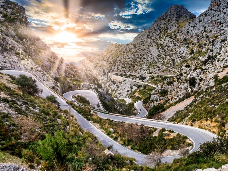Serpentinenstraße durch das Tramuntana-Gebirge auf Mallorca bei Sonnenuntergang