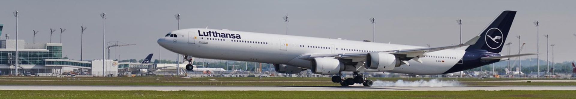 Lufthansa Airbus A340-600 beim Start auf der Startbahn eines Flughafens
