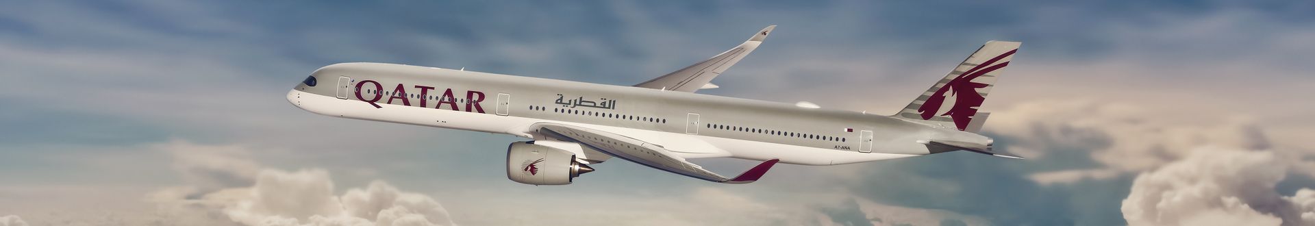 Qatar‑Airways‑Airbus A350‑1000 fliegt oberhalb dichter Wolken