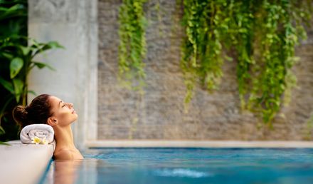 Junge Frau entspannt sich im Spa-Swimmingpool