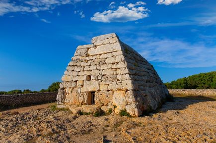 Die Naveta des Tudons auf Menorca ist ein prähistorisches Grabmonument in Form eines umgedrehten Schiffs