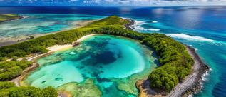 Luftaufnahme der Lagune von Anse Bouteille auf der Insel Rodrigues in Mauritius mit türkisfarbenem Wasser und üppiger Küstenvegetation