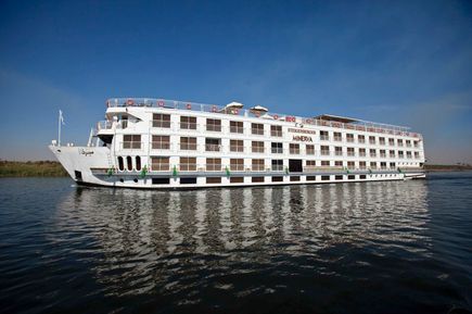 Weißes Nilschiff MS Steigenberger Minerva fährt auf dem Nil unter blauem Himmel