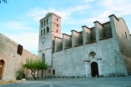 Kathedrale Santa Maria in Ibiza-Stadt mit Glockenturm und historischer Steinarchitektur