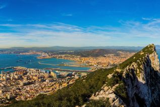 Panoramablick auf Gibraltar mit dem markanten Felsen, Stadt und Hafenanlagen am Mittelmeer