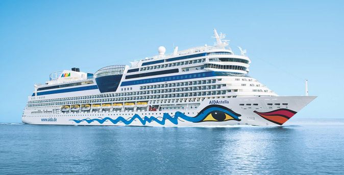 Das Kreuzfahrtschiff AIDAstella bewegt sich über ruhiges Meer und zeigt die typische AIDA-Bemalung sowie mehrere Balkonkabinen