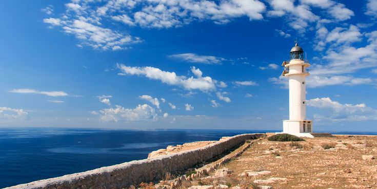 Weißer Leuchtturm Cap de Barbaria auf Formentera mit Blick auf das Meer und den blauen Himmel