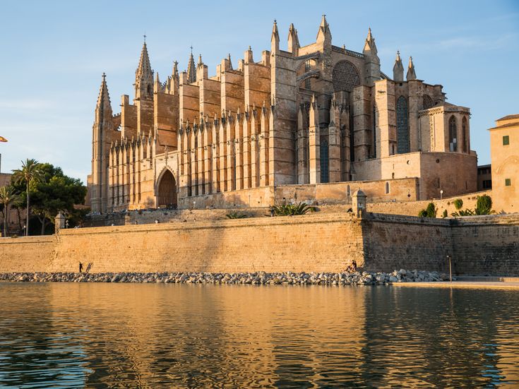 Kathedrale von Palma de Mallorca, beeindruckende gotische Fassade direkt am Wasser