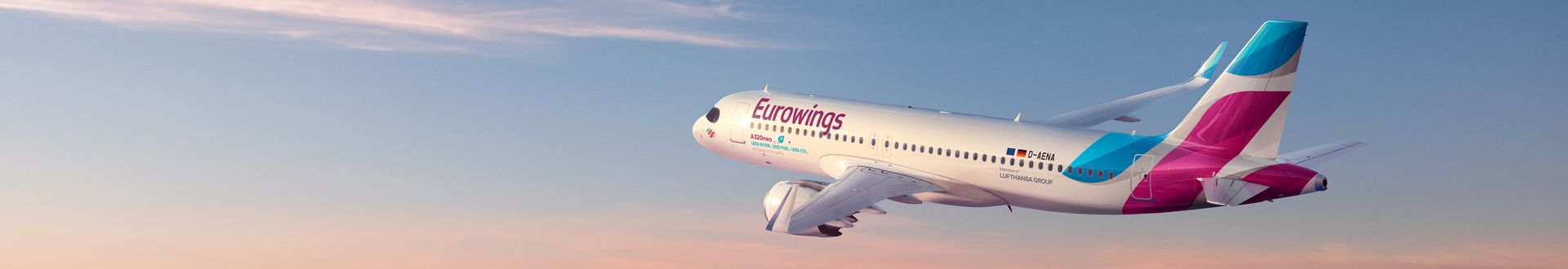 Eurowings Airbus A320neo im Steigflug vor blauem Himmel