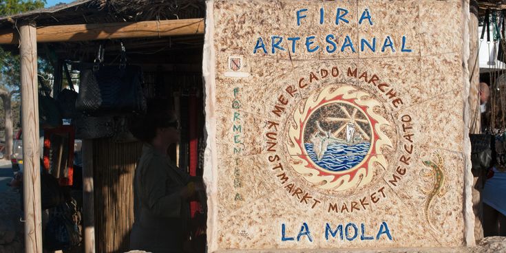 Marktschild des Kunsthandwerksmarkts La Mola auf Formentera mit bunten Verzierungen