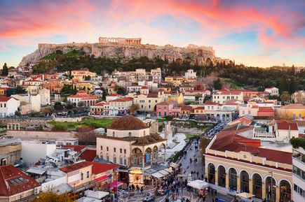 Blick auf die Akropolis von Athen mit dem Parthenon-Tempel bei Sonnenuntergang über der Stadt