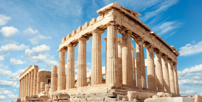 Akropolis - Antikes griechisches Tempelgebäude mit dorischen Säulen unter blauem Himmel mit Wolken.