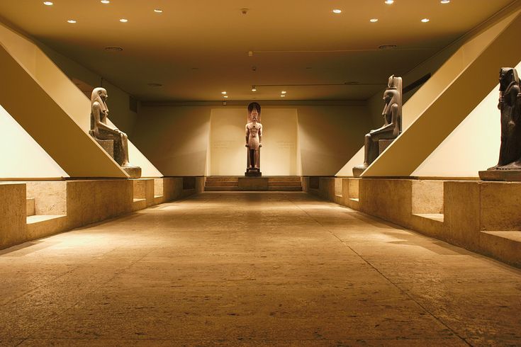Innenraum des Luxor-Museums mit beleuchteten Statuen aus der Pharaonenzeit