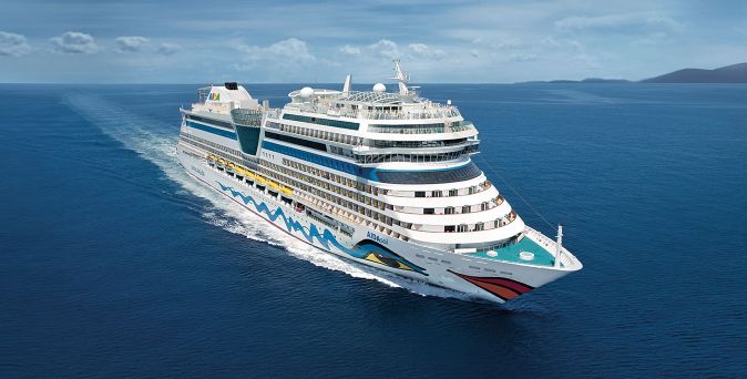Das Kreuzfahrtschiff AIDAsol fährt über das offene Meer unter klarem Himmel und zeigt die charakteristische AIDA-Bemalung am Bug