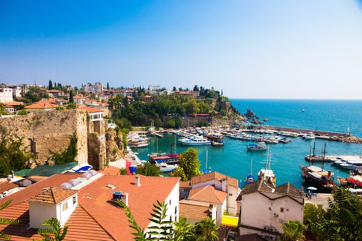 Historische Altstadt von Side in der Türkei mit antiken Ruinen, engen Gassen und Blick auf das Mittelmeer