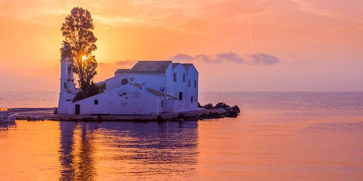 Leuchtturm und weißes Gebäude auf kleiner Insel im Meer bei Sonnenuntergang auf Korfu