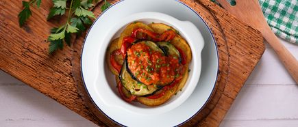 Typisches mallorquinisches Gericht Tumbet: Gemüseauflauf mit Auberginen, Paprika und Tomatensauce, serviert auf einem Teller