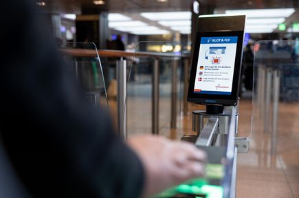 Slot & Fly Zugang am Flughafen Hamburg mit digitalem Scanner für Boardingkarten zur schnellen Sicherheitskontrolle ohne Wartezeit
