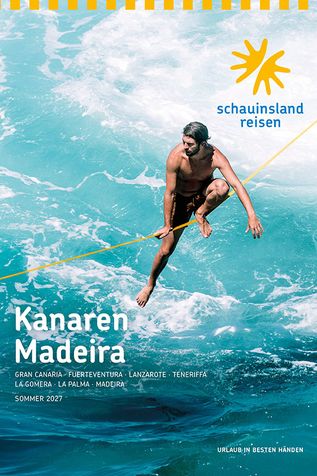 Kanaren und Madeira: Person beim Balancieren auf einer Slackline über dem Meer – Katalog Kanaren und Madeira Sommer 2027