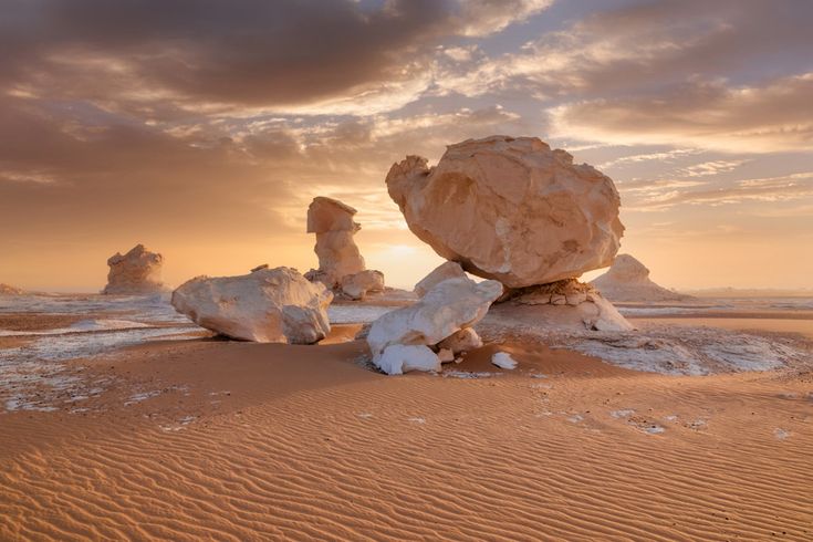 Weiße Wüste in Ägypten mit spektakulären Kalkstein-Formationen und Sanddünen in der Sahara bei Sonnenuntergang
