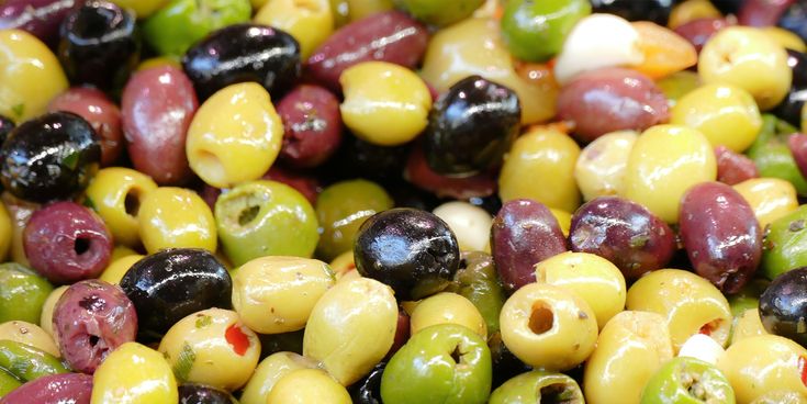 Oliven in verschiedenen Farben