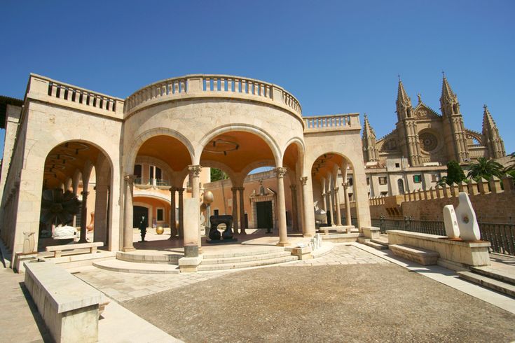 Palau March in Palma de Mallorca mit Blick auf die Kathedrale La Seu im Hintergrund