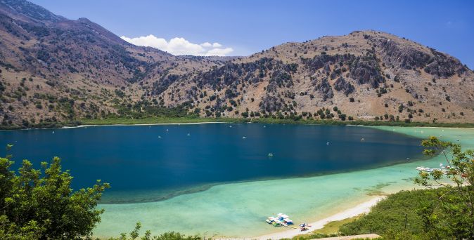 Kournas See auf Kreta mit Bergen im Hintergrund