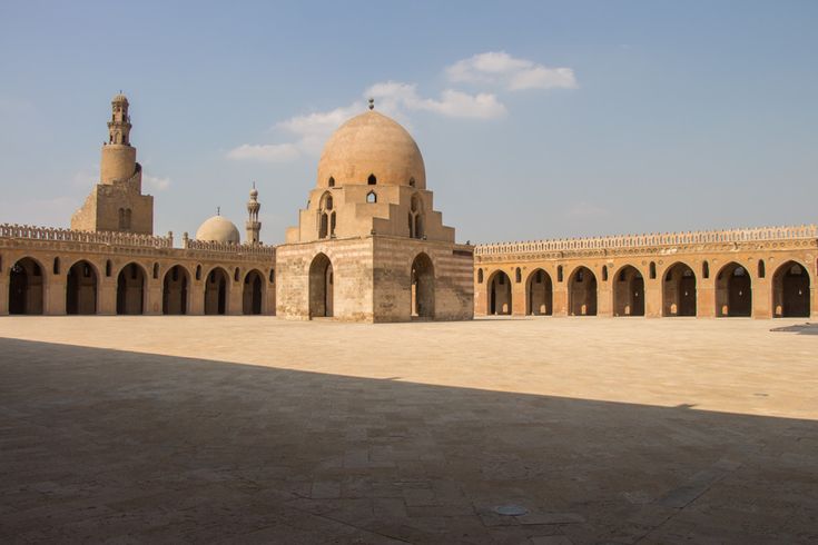 Innenhof der Ibn-Tulun-Moschee mit Kuppel Arkaden und Minarett in Kairo, Ägypten