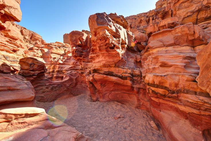 Bunte Sandsteinformationen im Coloured Canyon mit leuchtend roten und orangen Farbschichten