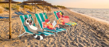 Katta und seine Freunde Adele Garnele und Ingo Flamingo entspannen auf Sonnenliegen an einem breiten Sandstrand mit Sonnenschirmen direkt am Meer bei warmem Abendlicht