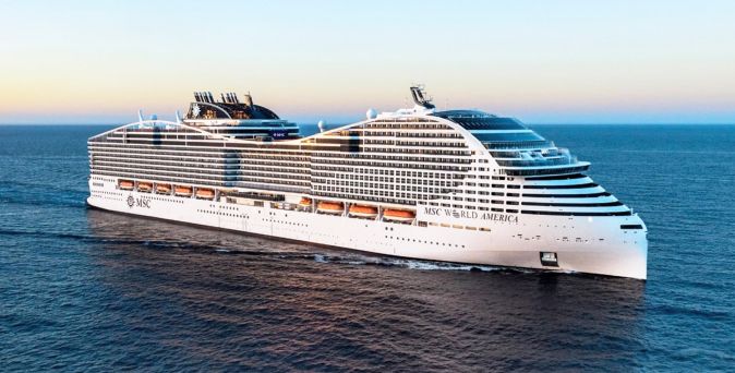 Außenaufnahme der MSC World America bei Sonnenuntergang, modern gestaltetes Kreuzfahrtschiff mit weitläufigen Decks