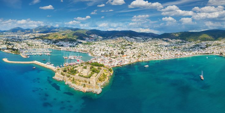 Luftaufnahme von Bodrum mit türkisblauer Bucht, Marina und Bodrum-Burg auf einer Halbinsel, Türkei