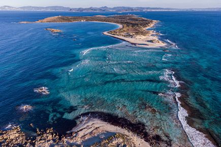 Luftaufnahme der Isla de Espalmador mit langen Sandstränden und türkisfarbenem Meer, vorgelagert vor Formentera