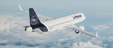 Lufthansa Airbus A320-200 im Flug über den Wolken