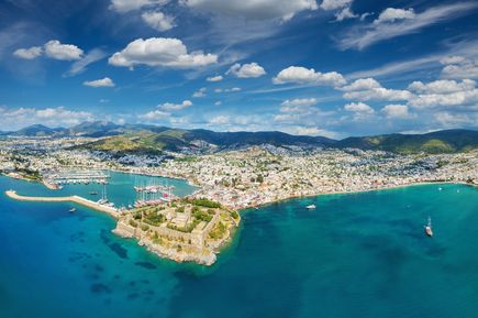 Luftaufnahme von Bodrum mit der mittelalterlichen Burg St. Peter, dem Yachthafen und der Küstenlinie mit türkisfarbenem Wasser