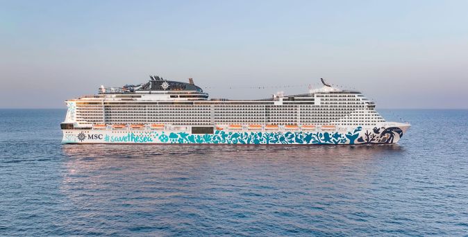Seitenansicht der MSC Euribia auf dem Meer mit auffälligem blauen Rumpfdesign und umweltbezogener Save-the-Sea-Grafik