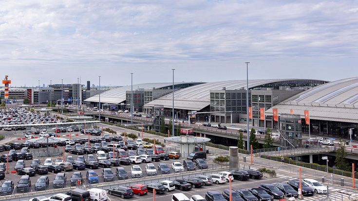 Parkhäuser und Parkflächen am Flughafen Hamburg vor den Terminals mit vielen abgestellten Autos sowie direkter Anbindung an Ankunfts- und Abflugebene des Airports