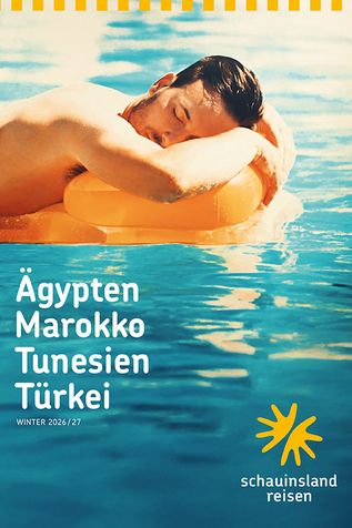 Person liegt mit geschlossenen Augen auf einer orangefarbenen Luftmatratze in einem Pool. Text: „Ägypten, Marokko, Tunesien, Türkei – Winter 2026/27“.