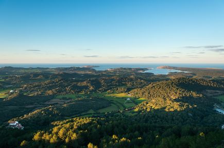 Vom Monte Toro, dem höchsten Berg auf Menorca, eröffnet sich ein weiter Panoramablick über die grüne Insel bis zum Meer