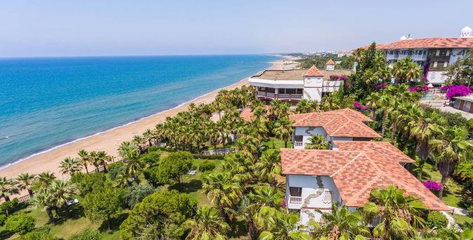Blick auf die türkische Mittelmeerküste vor dem Hotel Defne Star